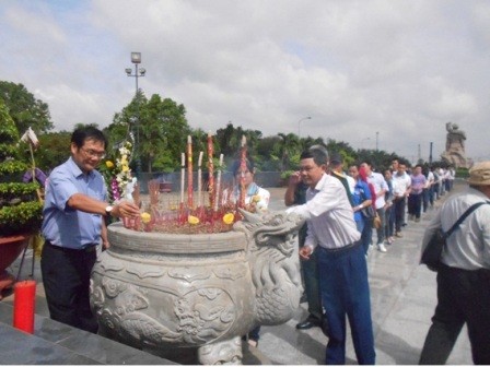 กิจกรรมต่างๆเพื่อรำลึกครบรอบ 66 ปีวันทหารทุพพลภาพและพลีชีพเพื่อชาติ - ảnh 2